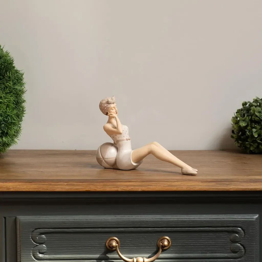 Moritz Dekofigur Dame Retro Badeanzug sitzend Polyresin Strandfigur